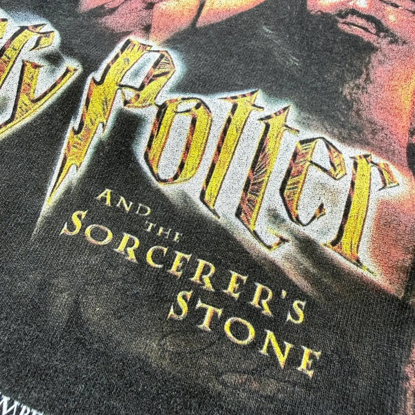 P138 # CTS-116 Saint " HARRY POTTER Harry Potter " limited edition. 260g heavyweight pure cotton fabric after washing. White ink direct-jet printing + retro single-stitch heaven and earth stitch technology + heavy-duty spray wash + hand damage. Size: S M L XL SAINT Mxxxxxx x HARRY POTTER Harry Potter joint model "Harry Potter and the Philosopher's Stone" is the opening work of the series and has a profound impact. The protagonist of the story, Harry Potter, is an orphan whose parents both died and has been adopted by a Muggle (ordinary person without magic) family. However, on his 11th birthday, he received an admission notice from Hogwarts School of Witchcraft and Wizardry, which began his wonderful journey in the wizarding world. At school, he met two close friends, Hermione Granger and Ron Weasley, and together they explored every corner of Hogwarts and learned magical knowledge. At the same time, Harry discovered a huge secret hidden in the school - the existence of the Philosopher's Stone, and the evil Voldemort also tried to obtain the Philosopher's Stone to restore his power. Harry and his friends bravely stood up to protect the Philosopher's Stone, and finally defeated Voldemort's conspiracy.    Customized 260g gram weight 100% cotton special washed fabric that is consistent with the original. With the blessing of imitation sun-drying, heavy sandblasting and fading + edge grinding + Assute fermentation and washing, the cotton feel on the surface of the fabric is well presented. Both the texture and feel are ceiling level. After the ready-made garments undergo a series of heavy washing and distressing processes, the retro and high-end sense of the entire garment is directly to the top. The garment making process of the entire garment adopts Saint The most common and complex single-needle sewing process (commonly known as single-thread heaven and earth stitch) among vintage vintage brands such as Michael